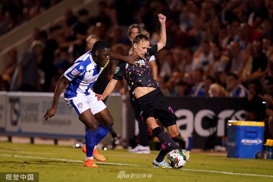 布伦特福德前锋在对方禁区前沿巧妙盘带，晃过防守队员后起脚劲射，皮球如出膛炮弹般直奔球门死角。