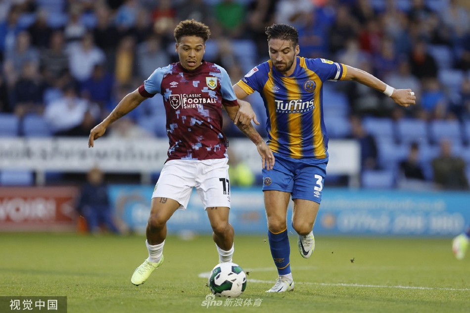 赛后，什鲁斯伯里球员虽然落败，但仍向主场看台的忠实球迷鼓掌致谢