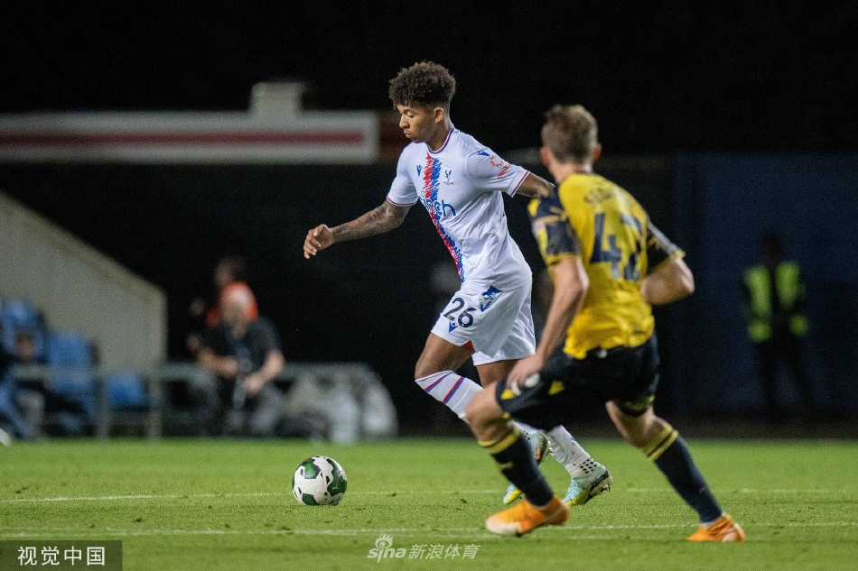 水晶宫前锋突入禁区，冷静晃过防守球员后起脚劲射，皮球如出膛炮弹般飞向球门死角。