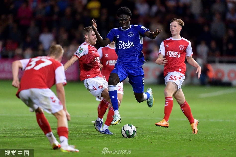 埃弗顿门将乔丹·皮克福德在扑救成功后紧握双拳，大声怒吼，他的坚定防守确保了球队在客场零封对手，是晋级的重要功臣。