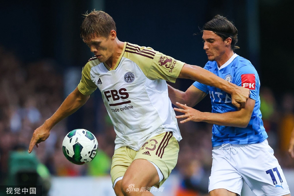 莱斯特城球员主罚点球瞬间，斯托克港门将全神贯注，身体舒展准备做出扑救。