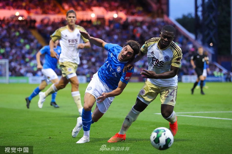 斯托克港后卫高高跃起，力压莱斯特城进攻球员，将传中球头球解围出危险区域。