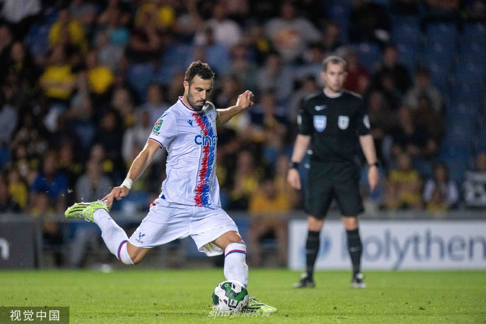 牛津联中场核心带球突破，面对水晶宫两名球员的包夹防守，奋力护住球权，展现不屈斗志。