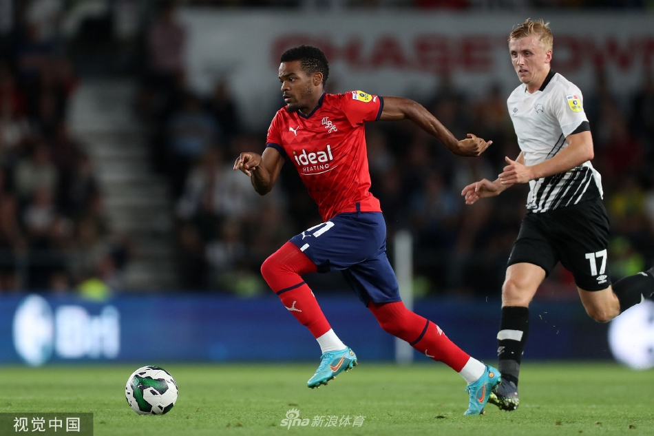 赛后，德比郡球员手牵手走向主场球迷看台，深深鞠躬，感谢球迷整场比赛不离不弃的支持。