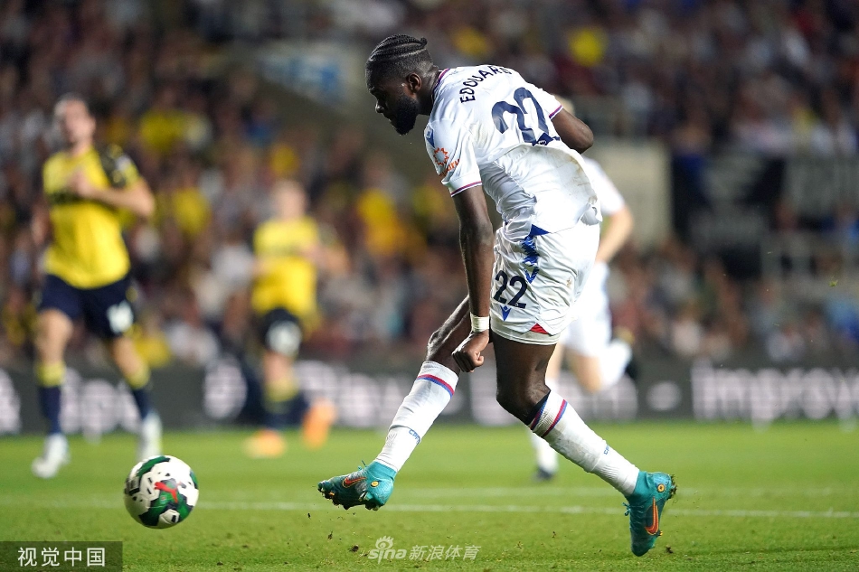 比赛最后时刻，牛津联队长在一次拼抢后倒地，脸上混合着汗水、泥土与不甘，眼神依旧坚定地望着前方。