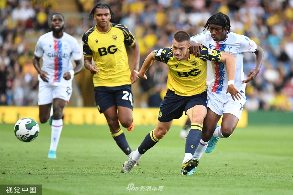 终场哨响，双方球员相互致意，水晶宫球员友好地拉起倒地的牛津联球员，体现了足球场上的尊重与体育精神。