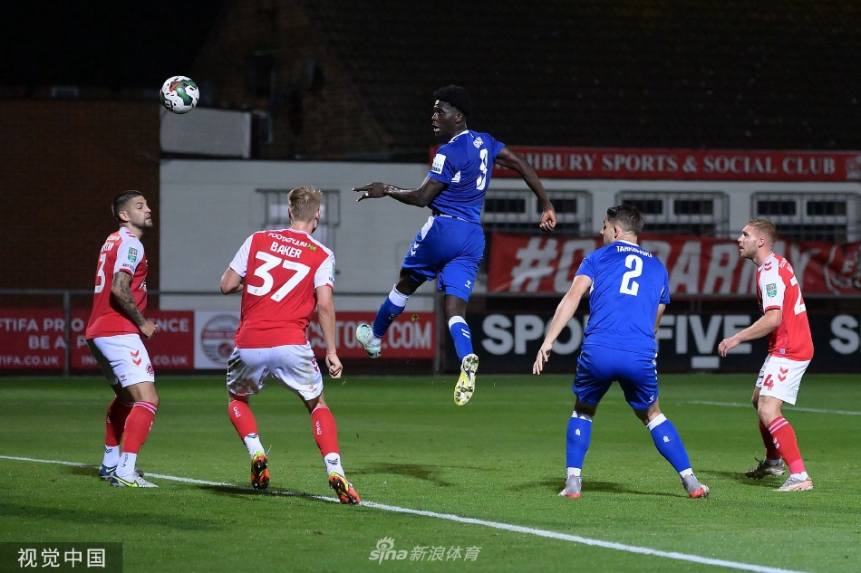 弗利特伍德主帅斯科特·布朗站在场边指挥，他眉头紧锁，双手挥舞，仿佛要将自己的全部能量传递给场上的球员。