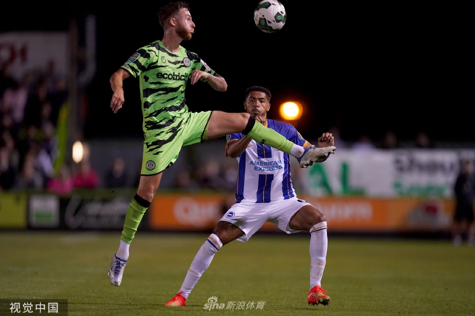 布莱顿球员在中场精妙传球，动作舒展流畅，皮球在空中划出一道优美的弧线，精准地找到了前方的队友。