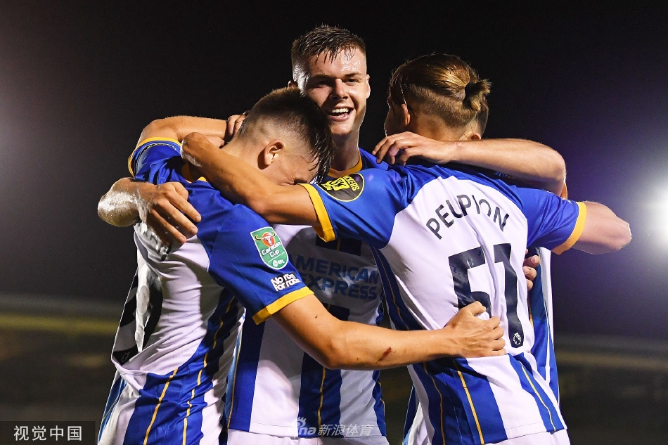 新草坪球场全景，灯光璀璨，看台上座无虚席，绿茵场宛如一块巨大的翡翠，等待着即将上演的激烈角逐。