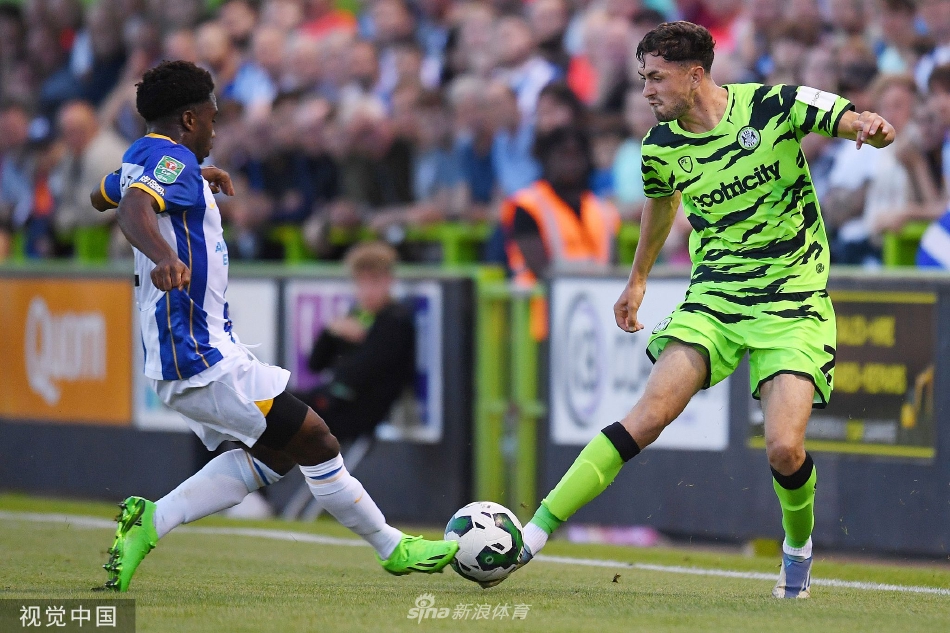 比赛结束后，双方球员在夜色中相互握手致意，尽管汗水浸湿了球衣，但彼此脸上都带着对对手的尊重。