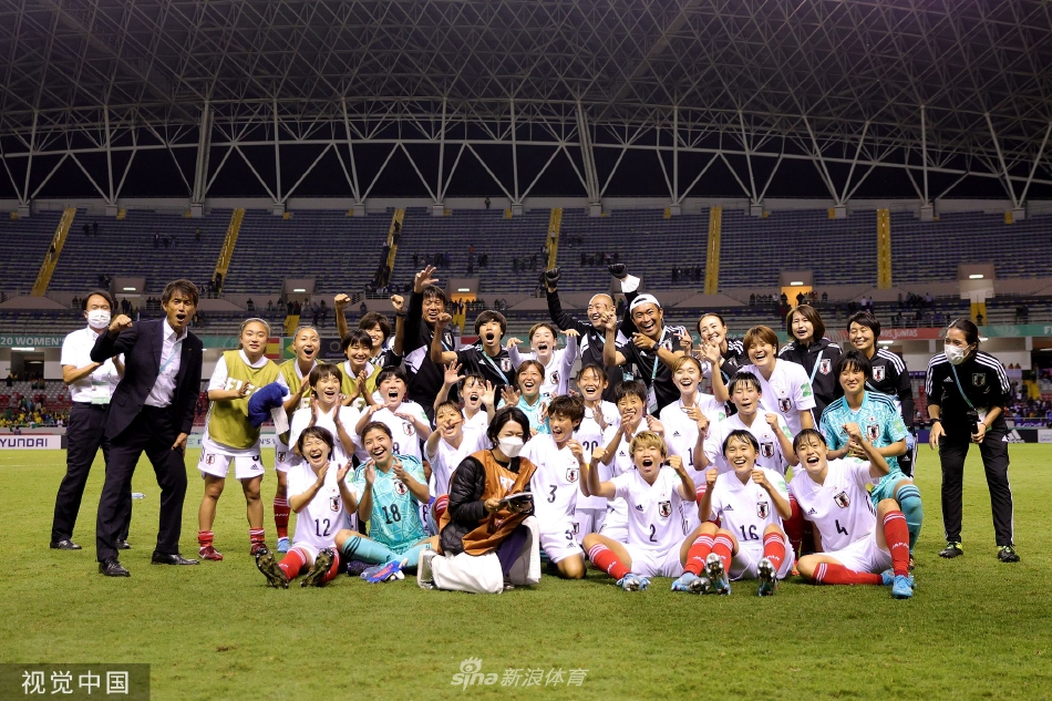 日本与巴西两队首发球员赛前列队，目光坚毅地聆听国歌，大战一触即发