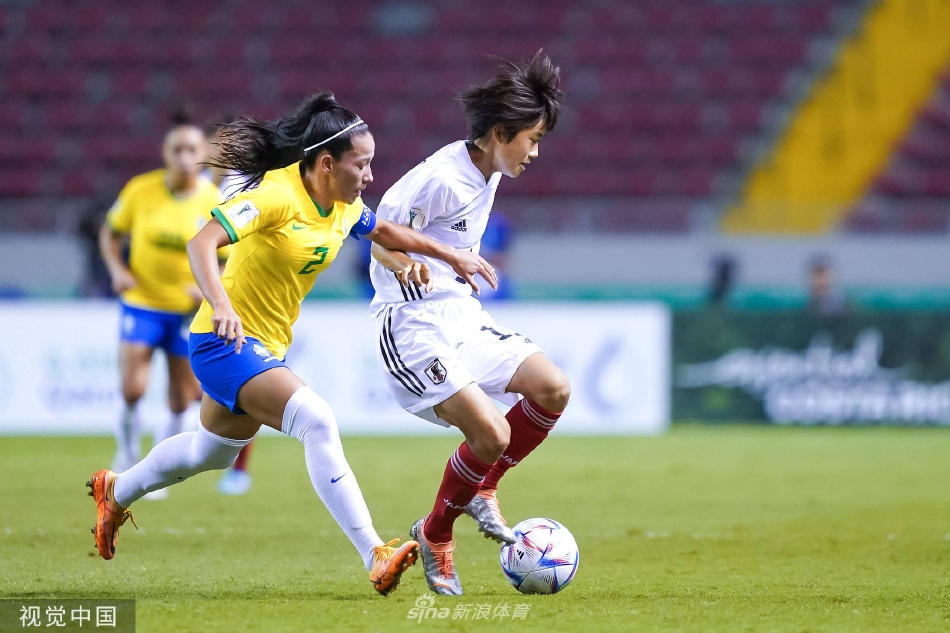 日本队员藤野青叶边路疾驰，与巴西球员艾琳进行速度与技术的正面交锋