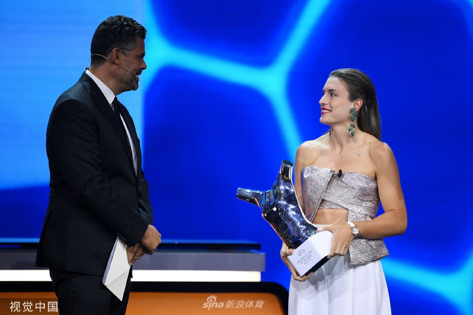 普特拉斯与队友和嘉宾在颁奖典礼后合影，共享胜利喜悦，团队支持是她成功的基石