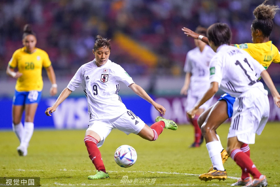 巴西队球员高高跃起，力压日本防守队员争抢头球，展现桑巴足球的力量与活力