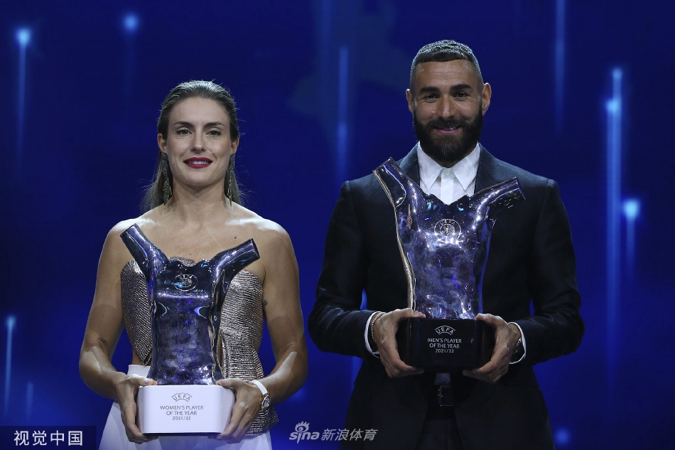 普特拉斯与男足巨星本泽马同台领奖，共同展示奖杯，象征足坛最高荣誉的传承