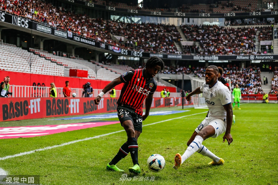 马赛后卫努诺·塔瓦雷斯进球后兴奋地滑跪庆祝，在草皮上留下深深的痕迹，身后是垂头丧气的尼斯防守球员。