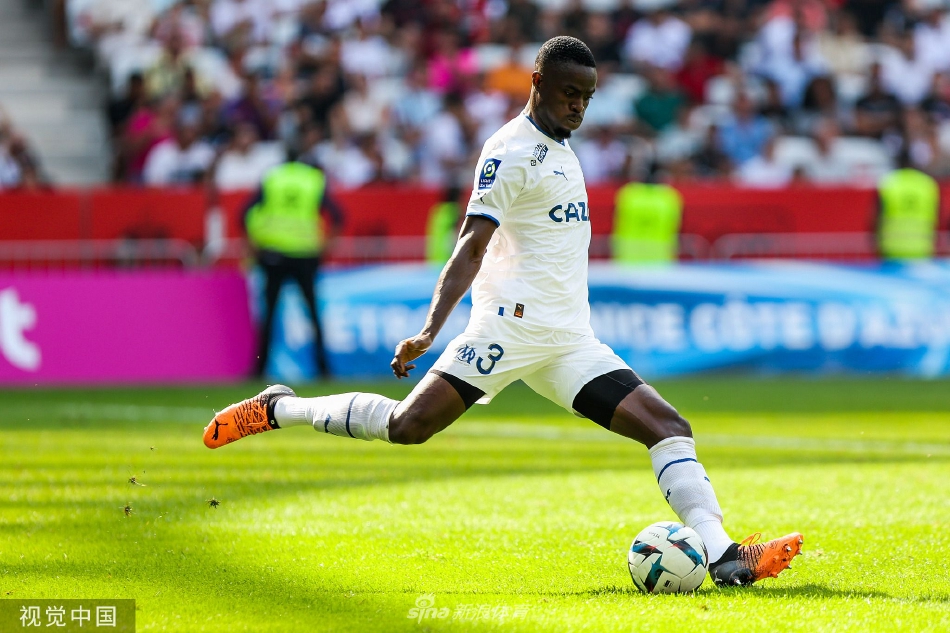 比赛结束后，马赛球员走向客队看台，向远道而来（或通过屏幕观看）的自家球迷挥手致意，感谢他们的支持。