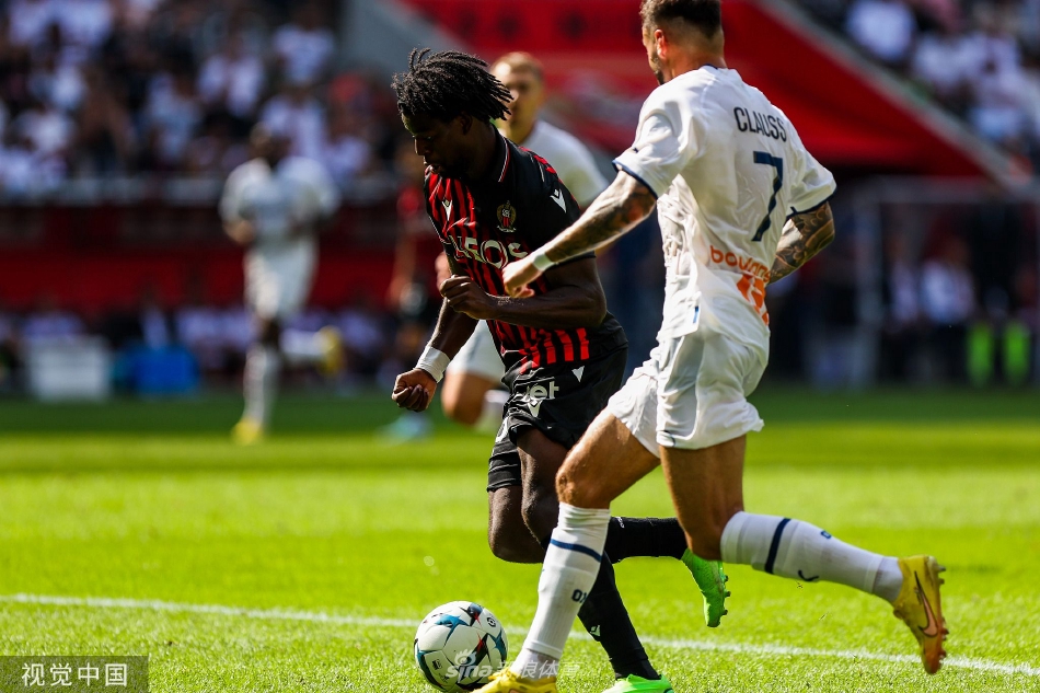 马赛中场核心迪米特里·帕耶在比赛中带球突破，尼斯防守球员正在他身后奋力回追。