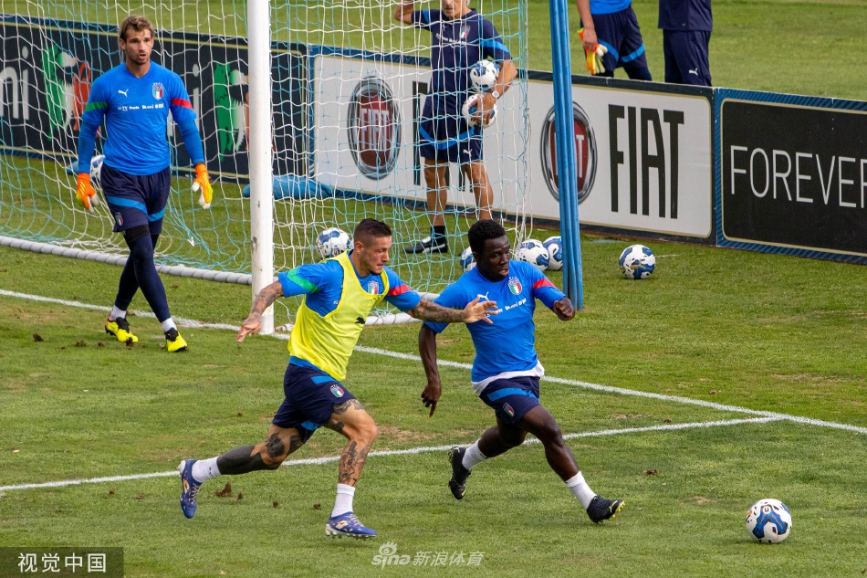 曼奇尼在训练中单独指导一名中场球员跑位，两人手指球场不同区域进行热烈交流