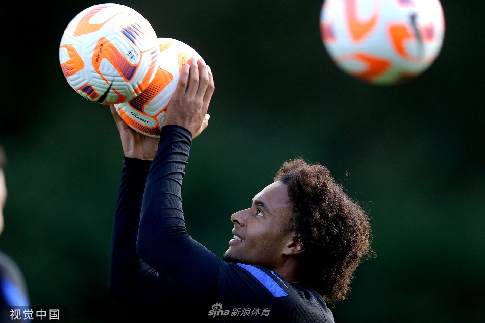 荷兰队中场核心在训练中优雅控球，从容不迫地观察全场局势，仿佛一位绿茵场上的指挥官。