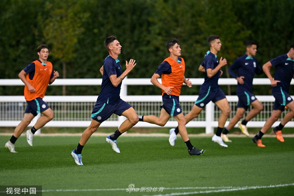 训练结束后，球员们三三两两走向场边，汗水浸湿了蓝黑战袍，夕阳余晖洒在肩头，笑容轻松中带着对即将到来比赛的无限专注。