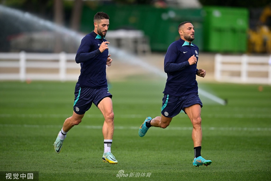 守门员汉达诺维奇飞身侧扑，单掌将一记势大力沉的远射拒之门外，动作舒展如雄鹰展翅，尽显门神本色。