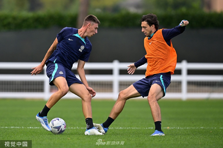 后卫米兰·什克里尼亚尔在对抗训练中高高跃起，力压进攻队员，以一记精准的头球解围，展现出绝对的制空权与防守自信。