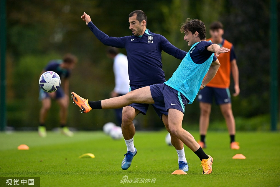 中场大将尼科洛·巴雷拉在绿茵场上高速带球突破，金色短发在风中扬起，眼神锐利如鹰，正寻找着向前传球的绝佳线路。