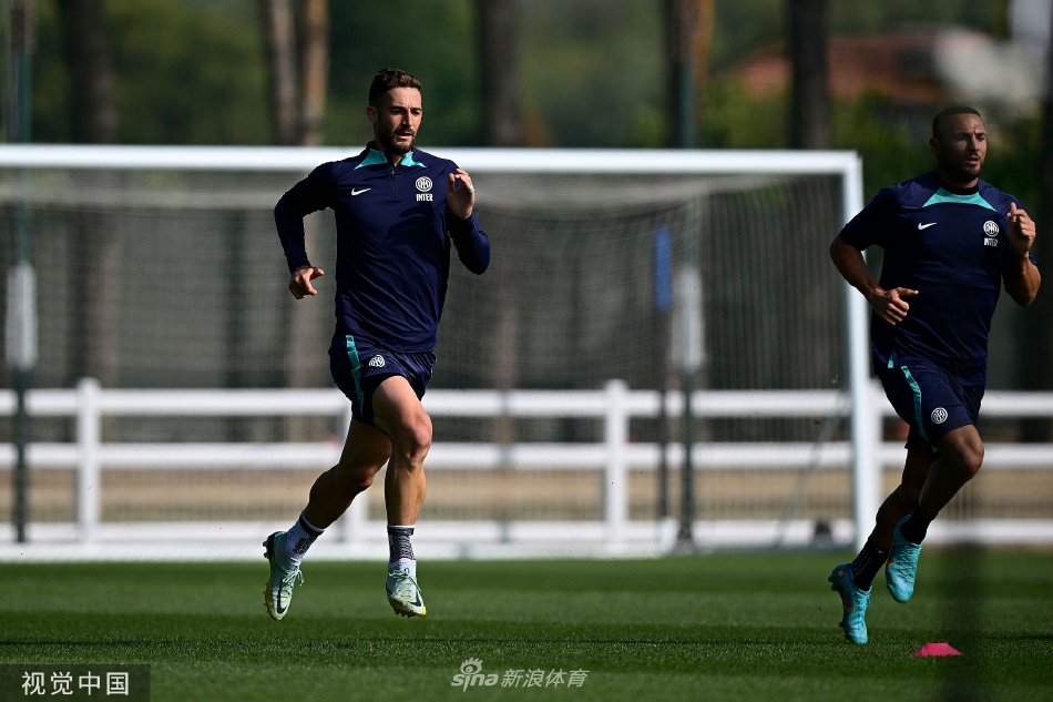 主帅西蒙尼·因扎吉在场边与教练组激烈讨论战术，手持战术板，神情严肃地部署对阵罗马的详细计划。