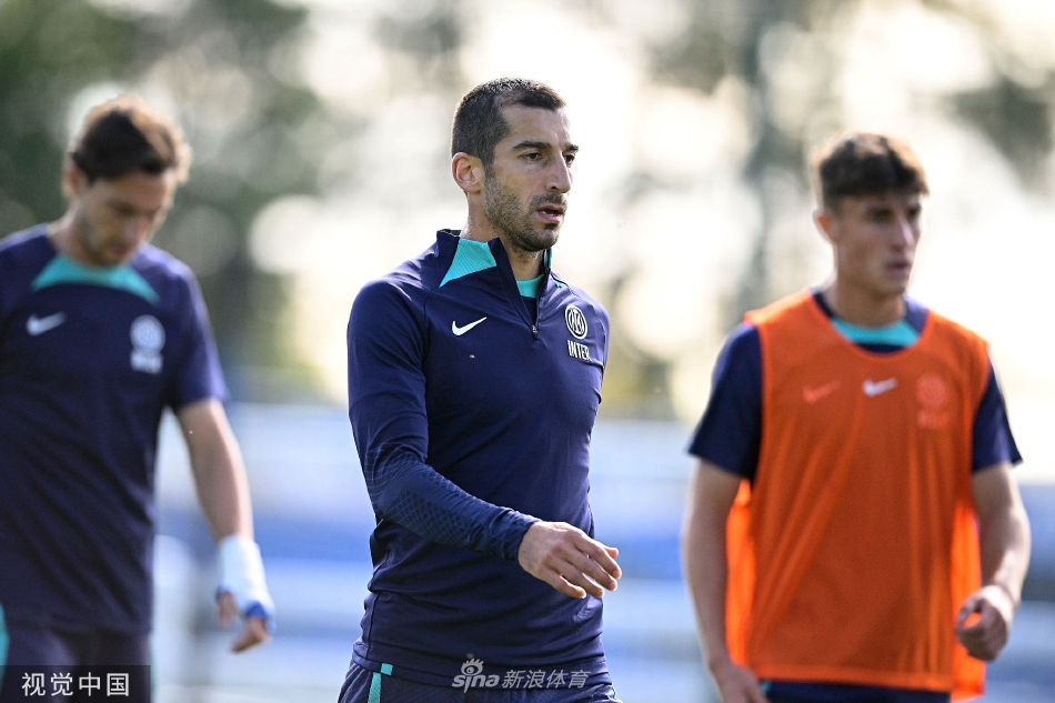 中场核心巴雷拉在分组对抗中积极拼抢，展现出永不枯竭的活力与对胜利的渴望。