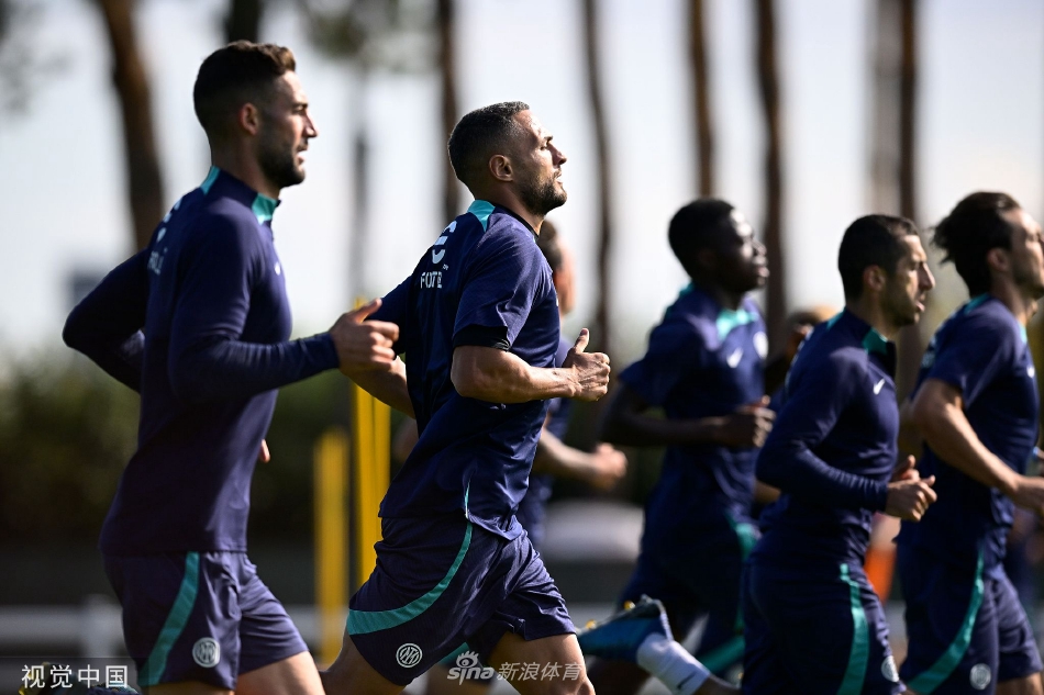 训练结束后，卢卡库与劳塔罗并肩走向场边，两人面带笑容轻松交流，展现出锋线搭档之间的深厚情谊与默契。