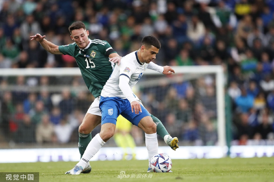 科索沃球员在失球后显得沮丧不已，他们双手叉腰或掩面，眼神中充满了失落与难以置信。