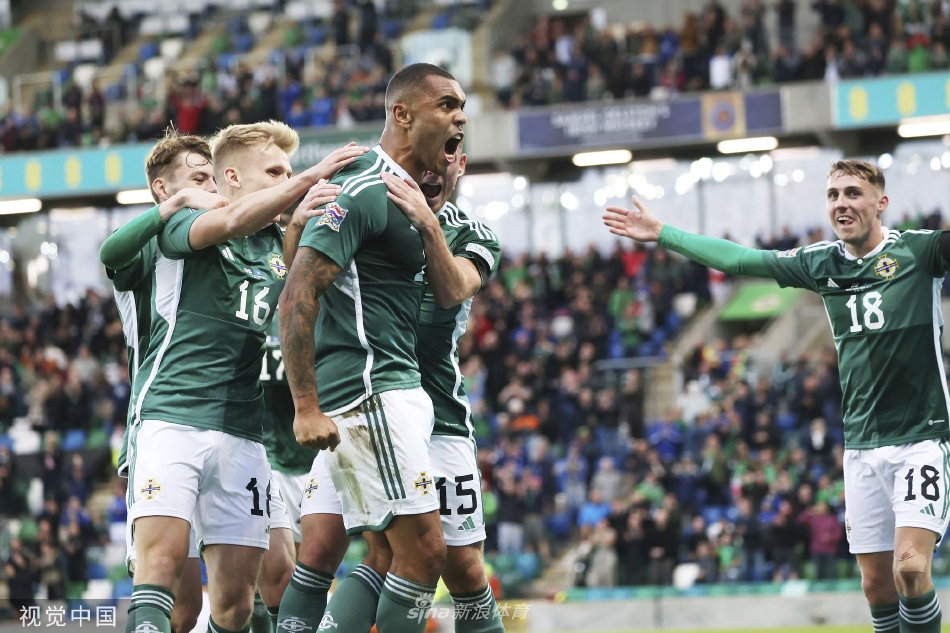 比赛结束后，北爱尔兰全队手拉手走向看台，向始终不离不弃、高声助威的主场球迷致谢。