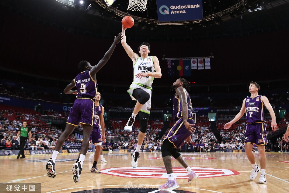 正式训练结束后,周琦加练投篮,夕阳透过球馆的窗户洒在他汗湿的球衣上,映射出他对重返NBA梦想的执着与坚持。