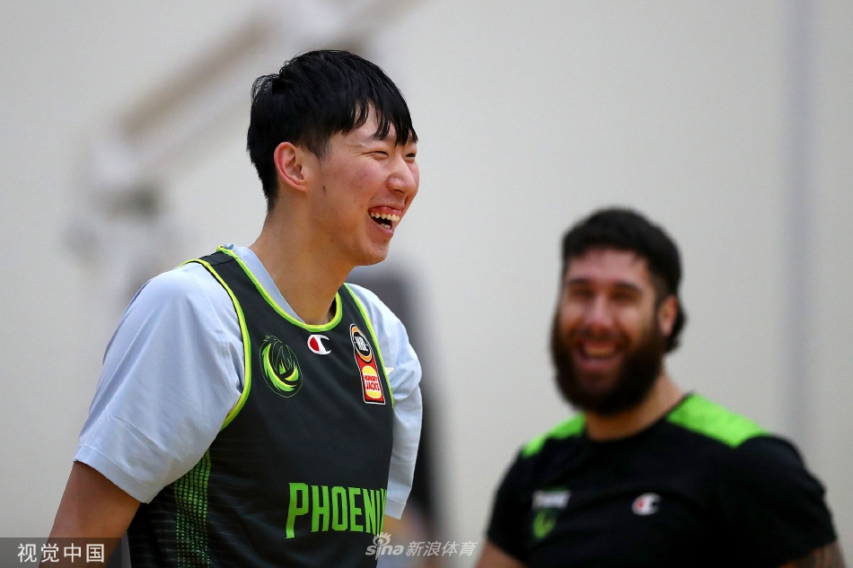 训练场上,周琦神情专注地完成战术跑动,高大的身影在凤凰队训练馆中格外醒目,他正用汗水浇灌着重返世界顶级联赛的梦想。