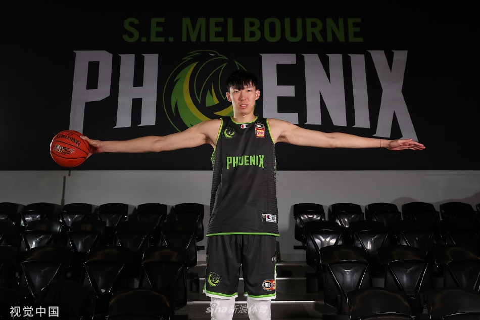 周琦在训练间隙与凤凰队教练组交流,主帅西蒙·米切尔正用手势比划着战术细节,周琦认真聆听,展现出虚心学习的态度。