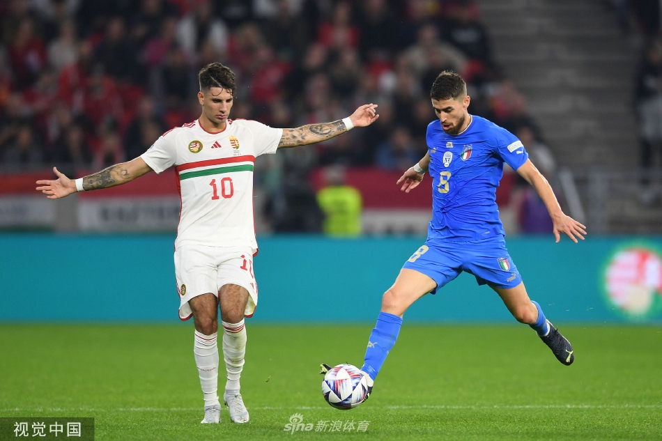 比赛结束后，匈牙利球员落寞离场与欢庆的意大利队形成鲜明对比