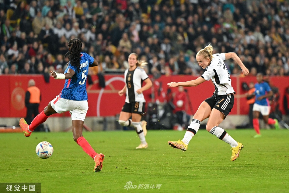 比赛结束后，双方球员相互握手致意，德国球员脸上洋溢着胜利的喜悦，而法国球员则难掩失落的情绪。