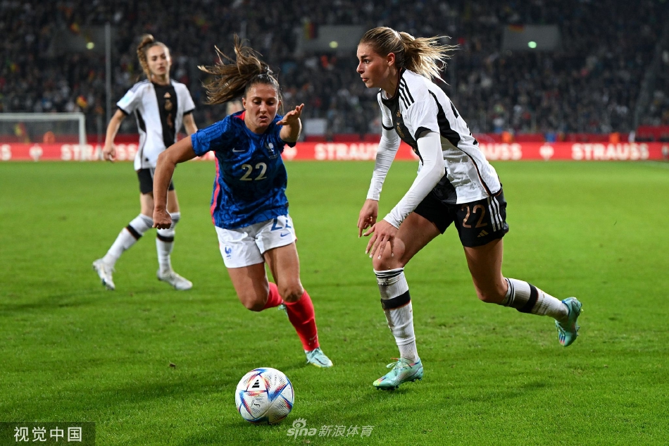 德国队中场核心球员在受到法国队防守球员贴身紧逼时，从容不迫地护住球权，展现出了出色的控球技巧。