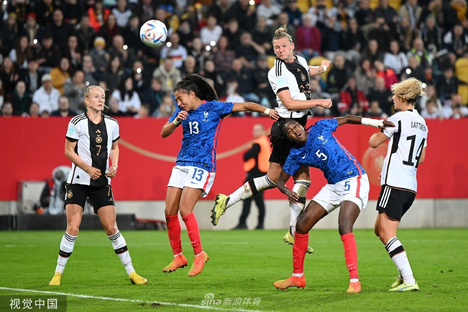 法国队球员维维亚娜·阿塞伊点球罚中后，兴奋地与冲向她的队友们紧紧拥抱在一起庆祝这来之不易的进球。