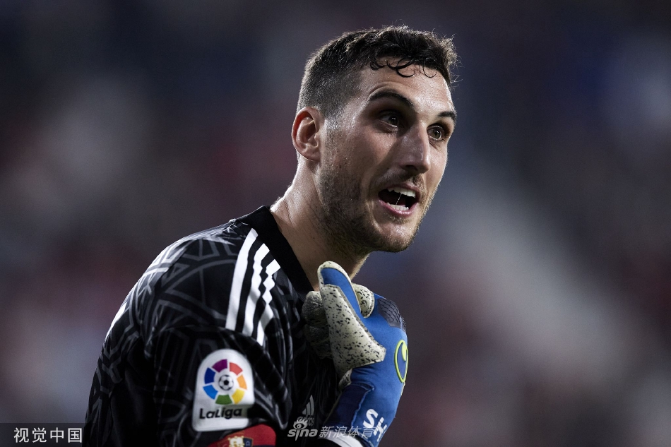 瓦伦西亚球员突破奥萨苏纳防守，带球疾驰，身后是奋力回追的主队后卫，场面紧张刺激。