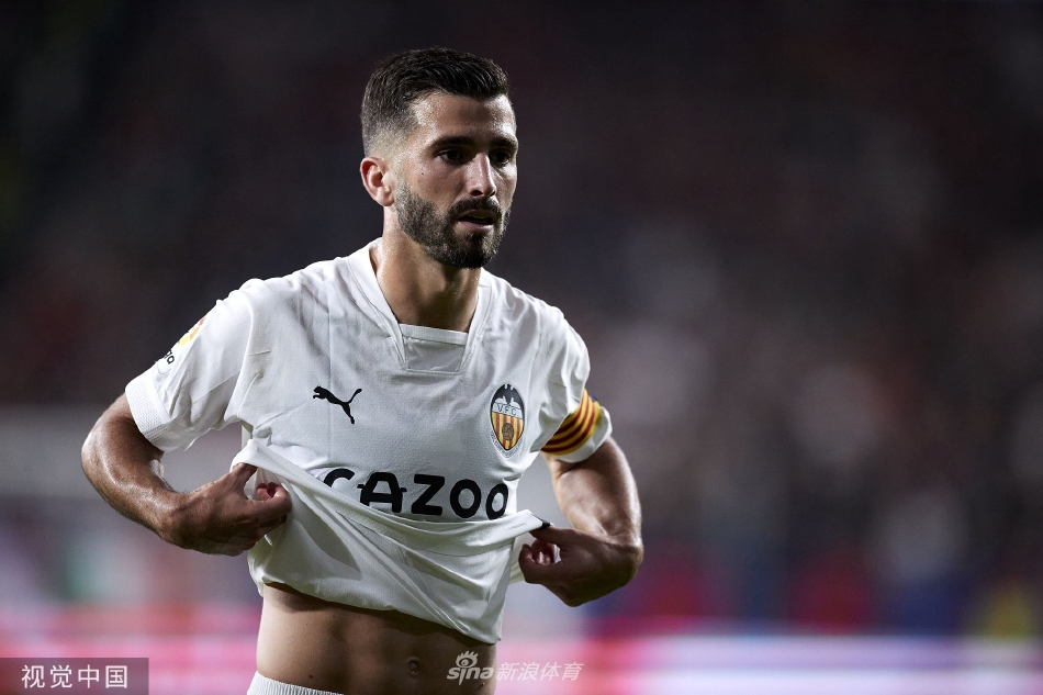 比赛结束后，双方球员相互致意，奥萨苏纳球员难掩失望，而瓦伦西亚球员则送上安慰，体现了竞技体育的友谊与尊重。