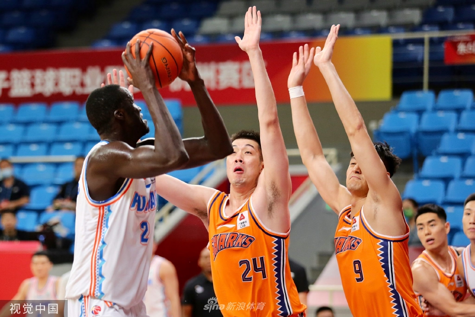 上海队外援富兰克林在重围之中高高跃起,以一记略带后仰的中距离跳投完成终结,对手的封盖为时已晚。