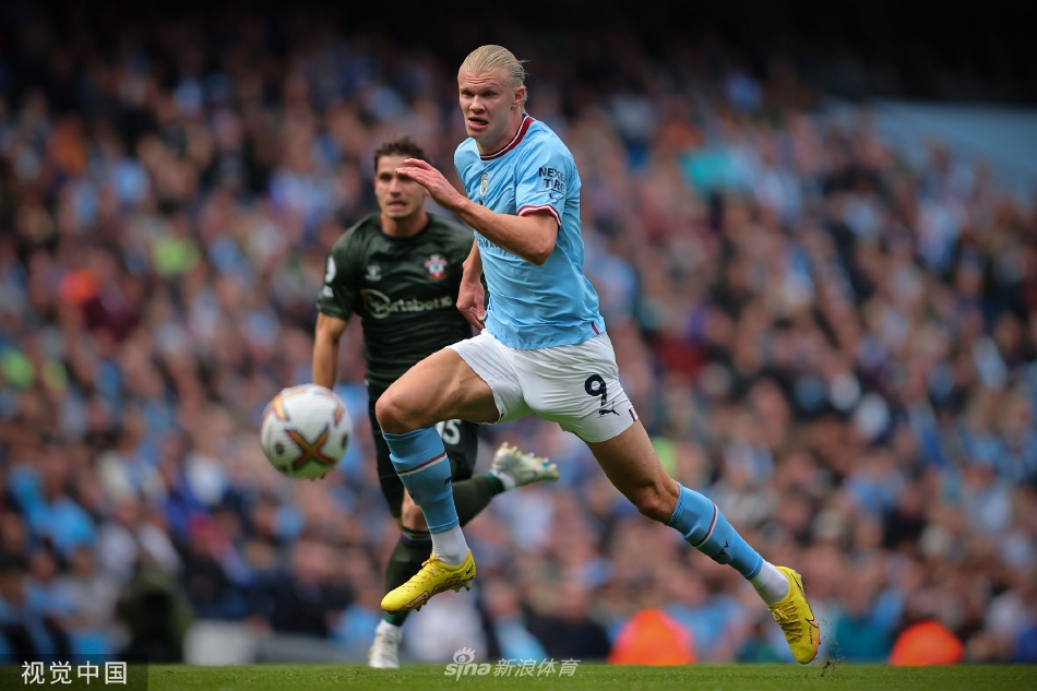 曼城队主帅瓜迪奥拉站在场边指挥比赛，神情专注，正在向场上球员传达战术指令。