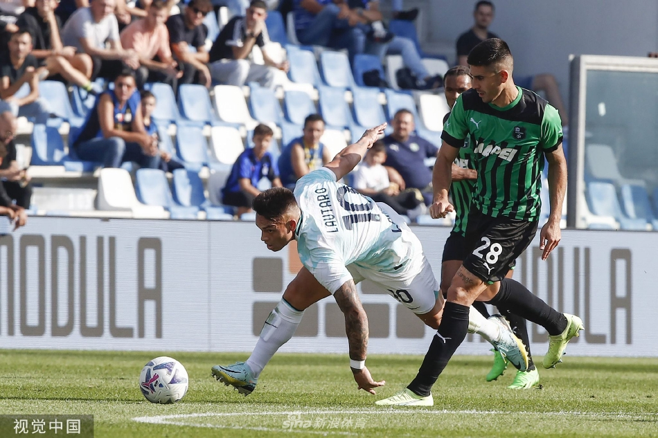 国米门将汉达诺维奇飞身扑救，单掌将对手极具威胁的射门托出横梁。