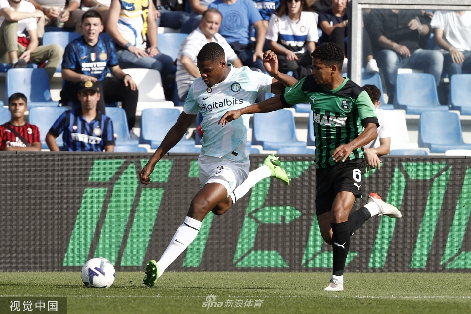 哲科带球突破，面对两名防守球员的夹击从容不迫，护球动作稳健自信。