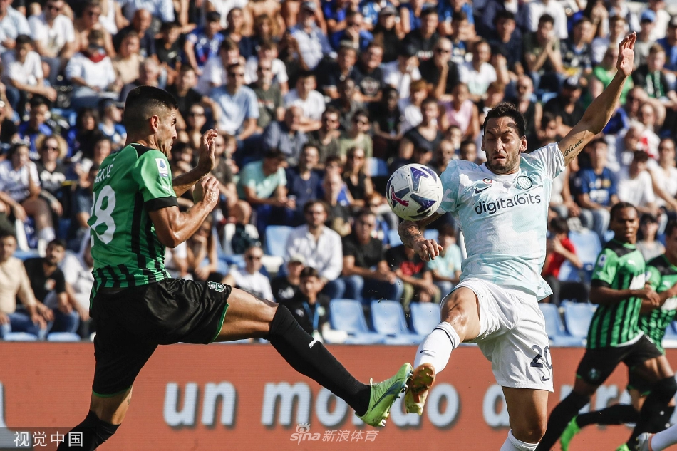 比赛结束后哲科手持比赛用球向客场球迷看台致意，脸上带着从容的微笑。