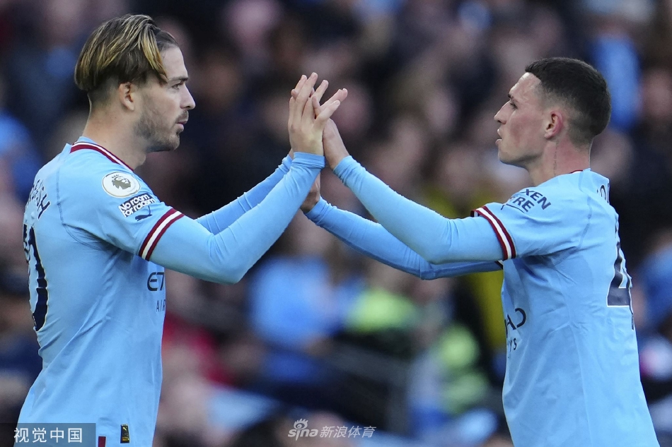 曼城后卫坎塞洛带球沿左路高速突破，南安普顿防守球员在其身后紧追不舍。