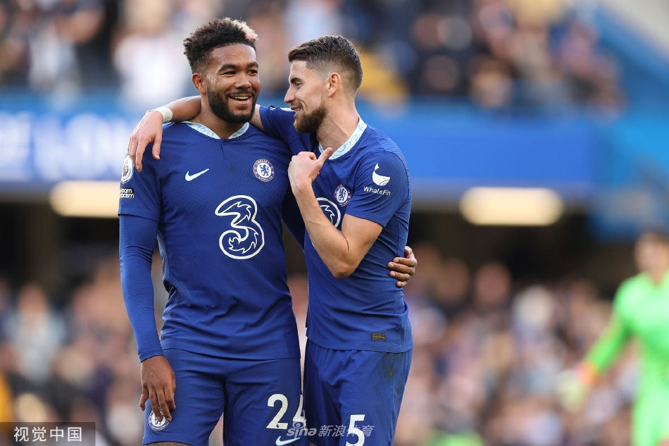 切尔西队长阿斯皮利奎塔在右路高速突破，准备起脚传中，眼神坚毅专注。