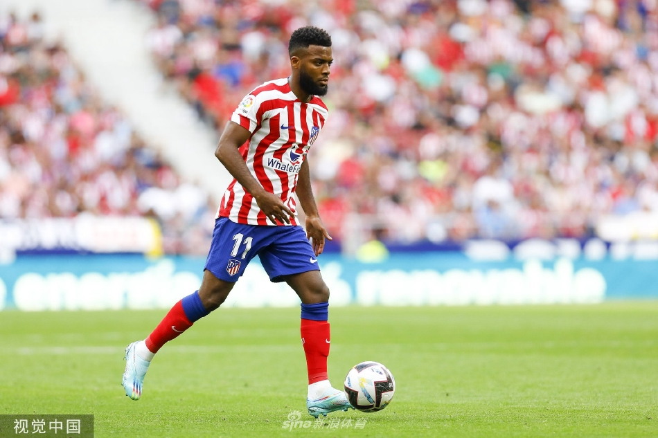 赫罗纳球员在比赛中奋力拼抢，与马竞队员激烈对抗